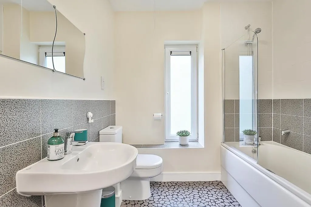 בית נופש שפילד Beautiful City Centre House With Parking! Sleeps 6